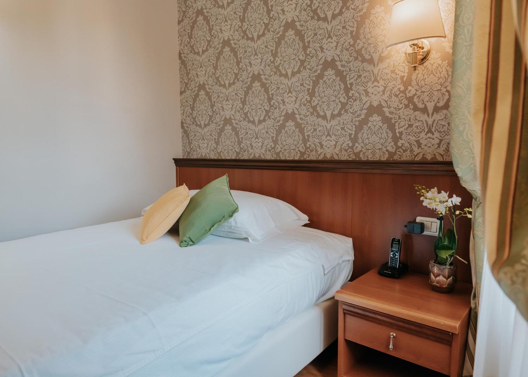 Hotel Flora ストレーザ エクステリア 写真