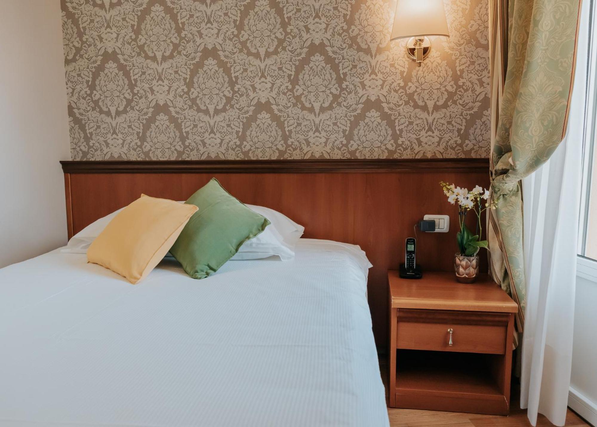 Hotel Flora ストレーザ エクステリア 写真