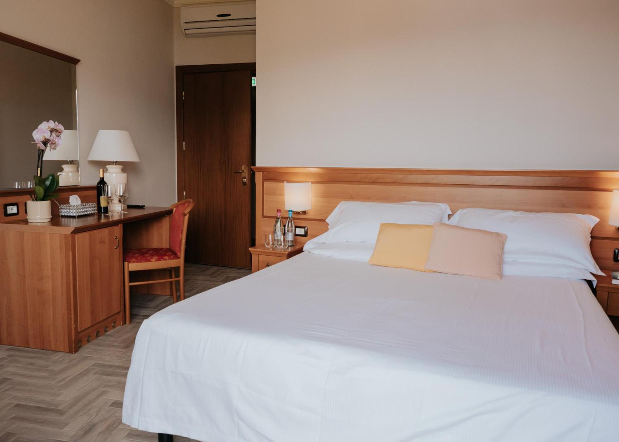 Hotel Flora ストレーザ エクステリア 写真