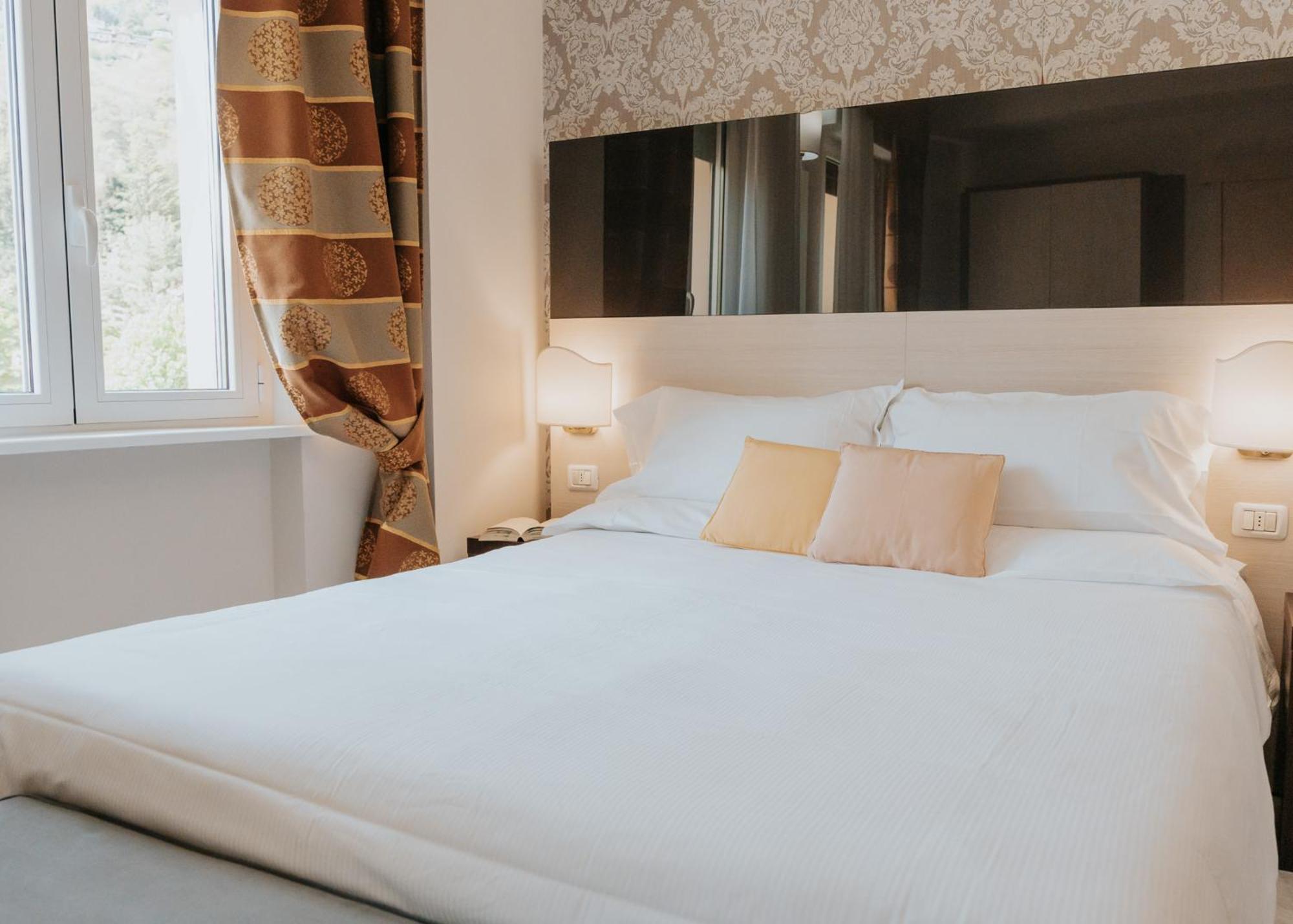 Hotel Flora ストレーザ エクステリア 写真